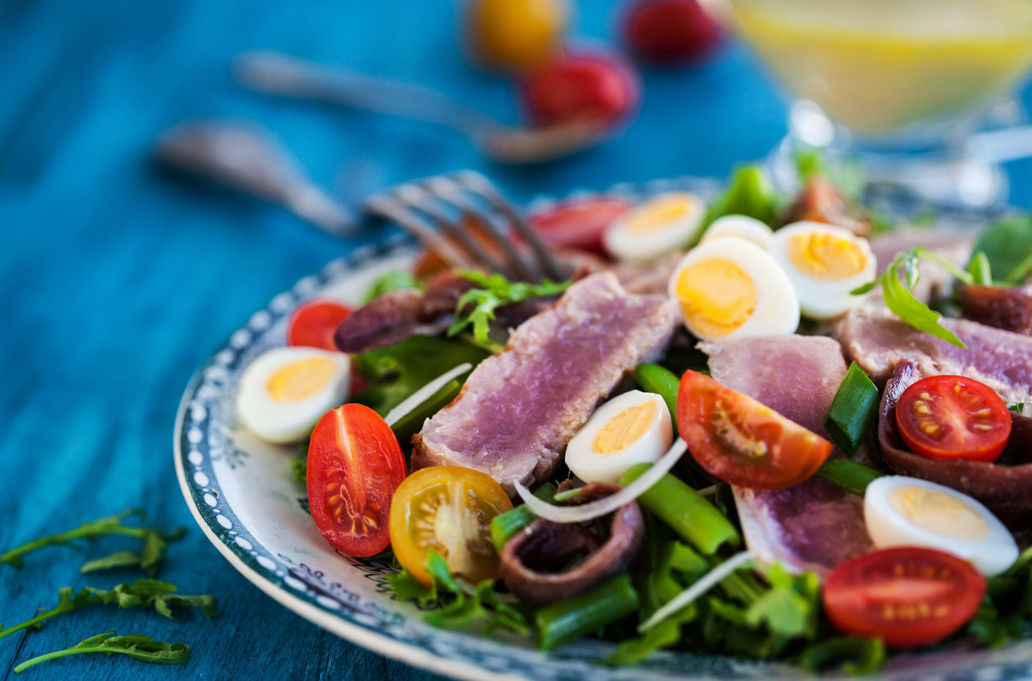 bowl display of Niçoise salad
