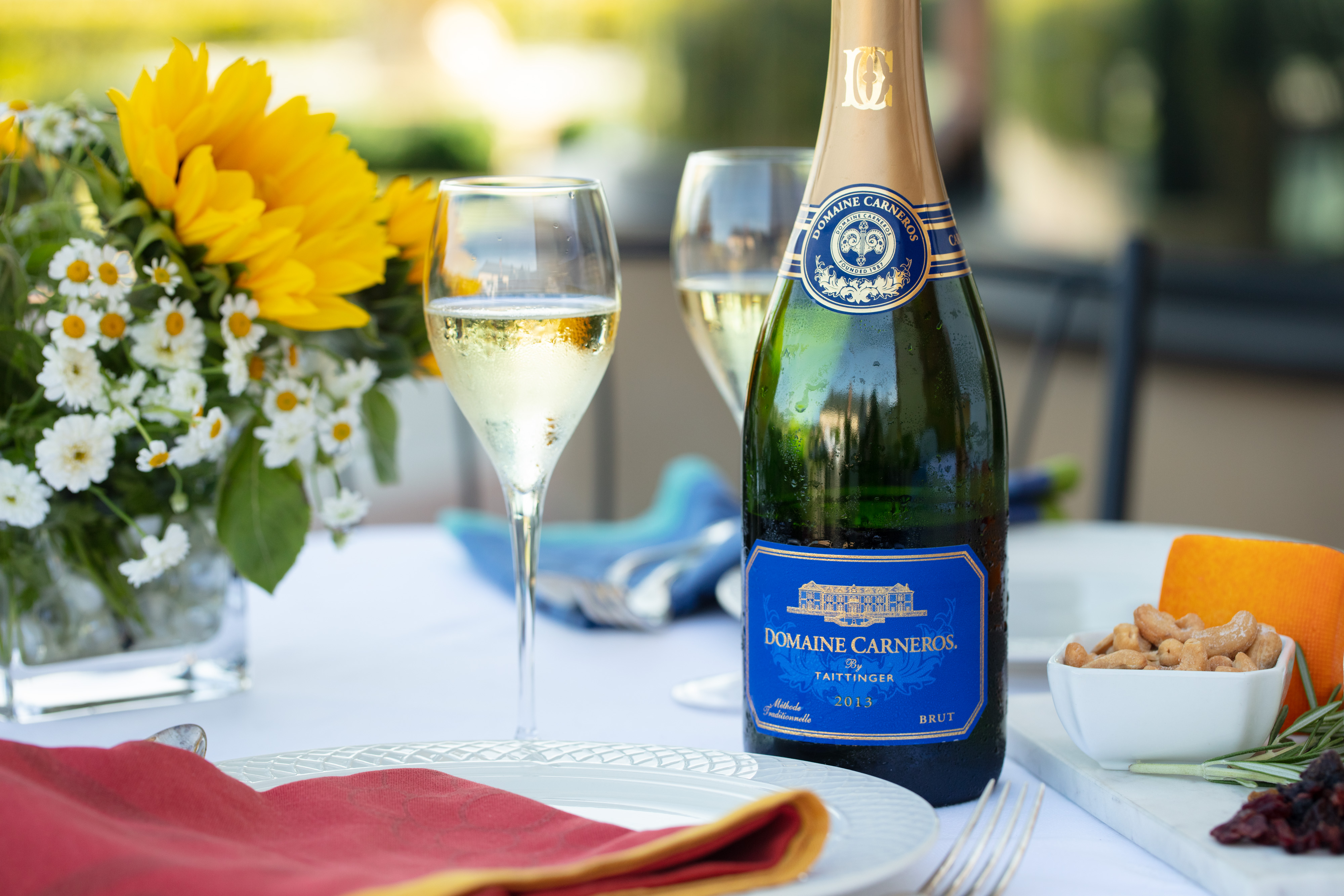 Table with Estate Brut and flowers